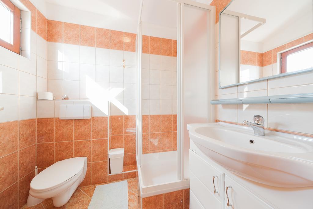 Apartmenthaus Hana Karlobag Esterno foto