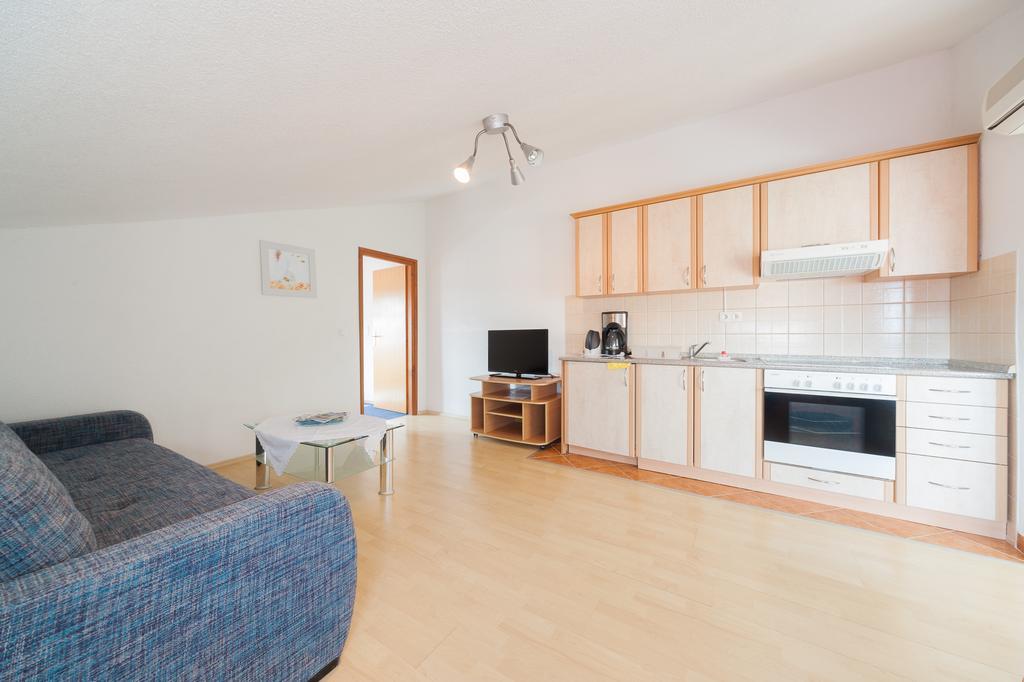 Apartmenthaus Hana Karlobag Esterno foto