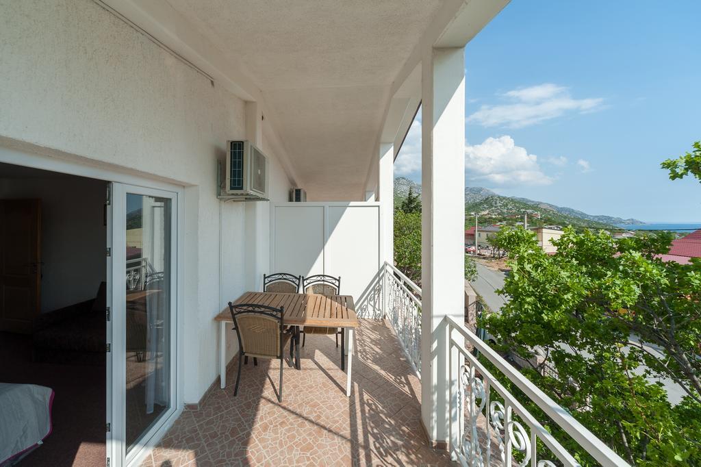 Apartmenthaus Hana Karlobag Esterno foto