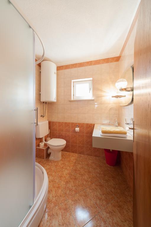 Apartmenthaus Hana Karlobag Esterno foto