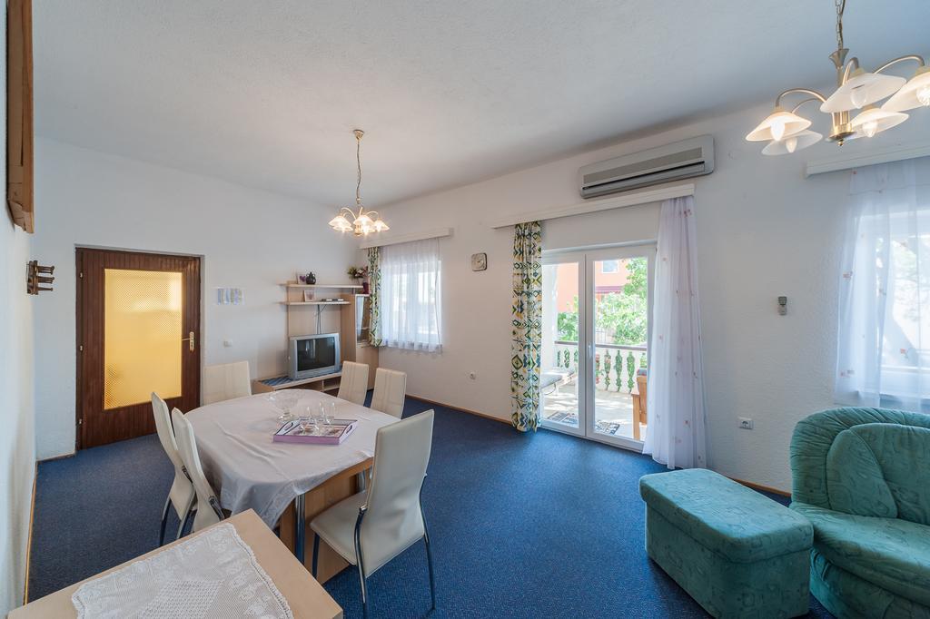 Apartmenthaus Hana Karlobag Esterno foto