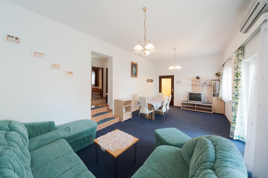 Apartmenthaus Hana Karlobag Esterno foto