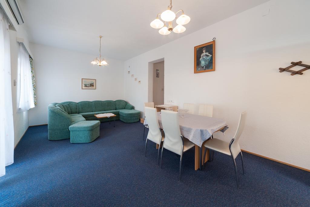 Apartmenthaus Hana Karlobag Esterno foto