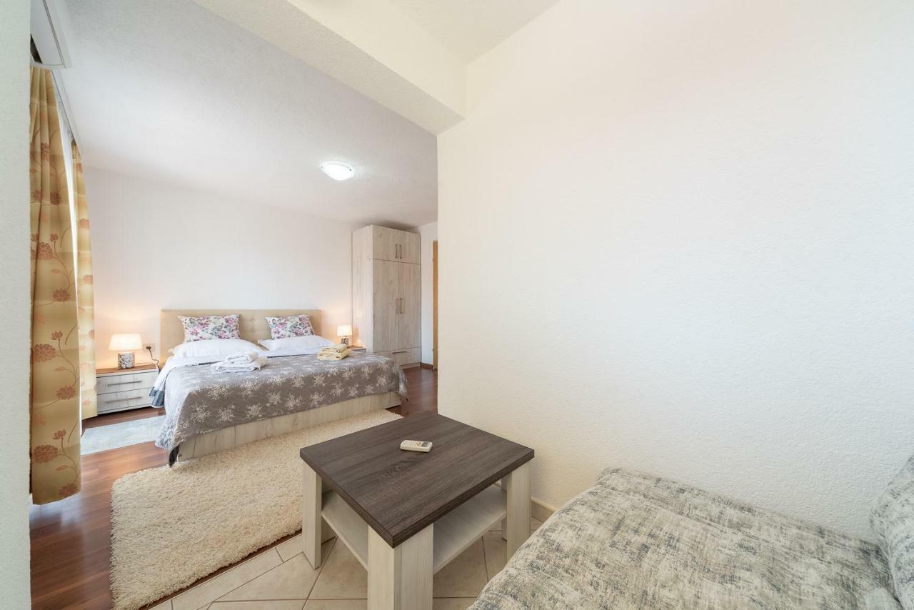 Apartmenthaus Hana Karlobag Esterno foto