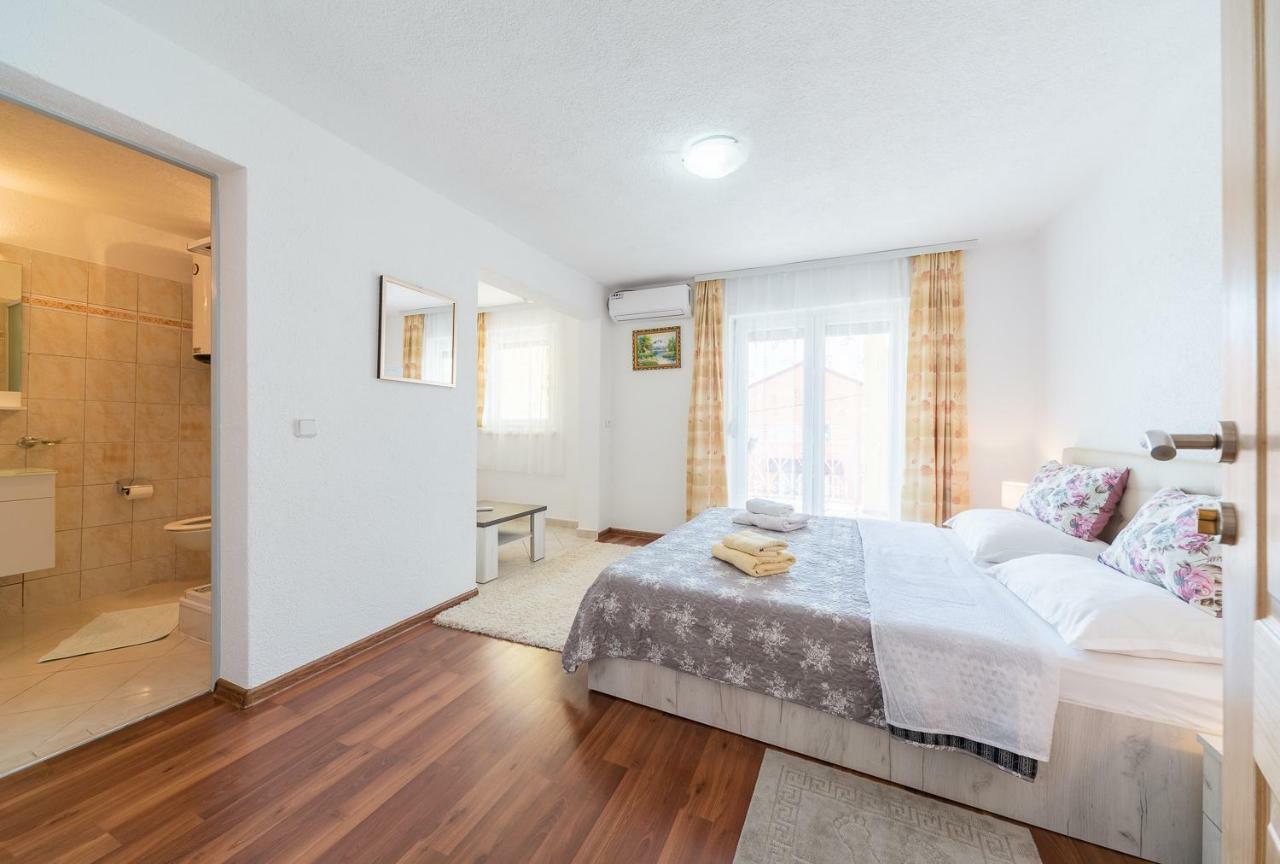 Apartmenthaus Hana Karlobag Esterno foto