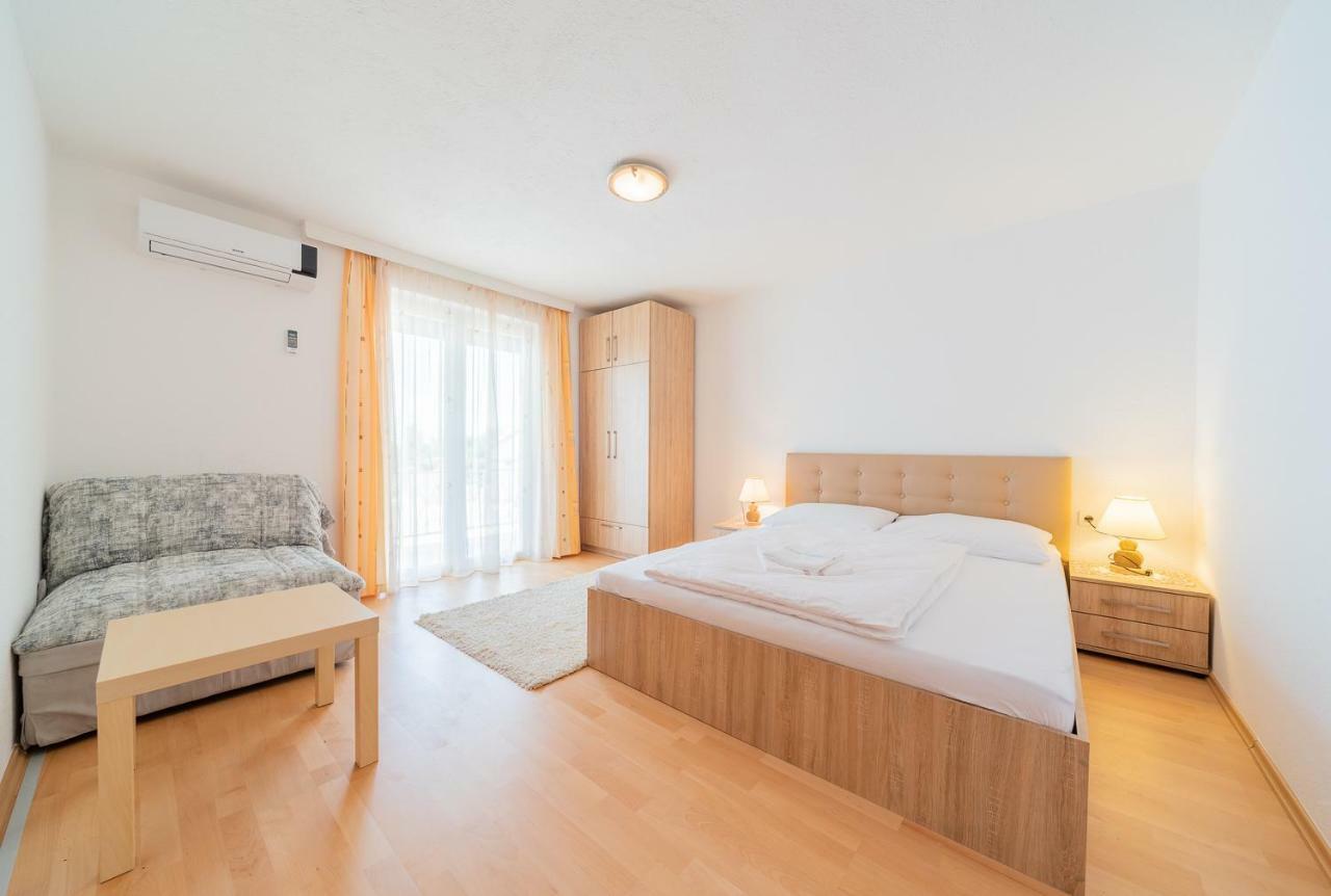 Apartmenthaus Hana Karlobag Esterno foto