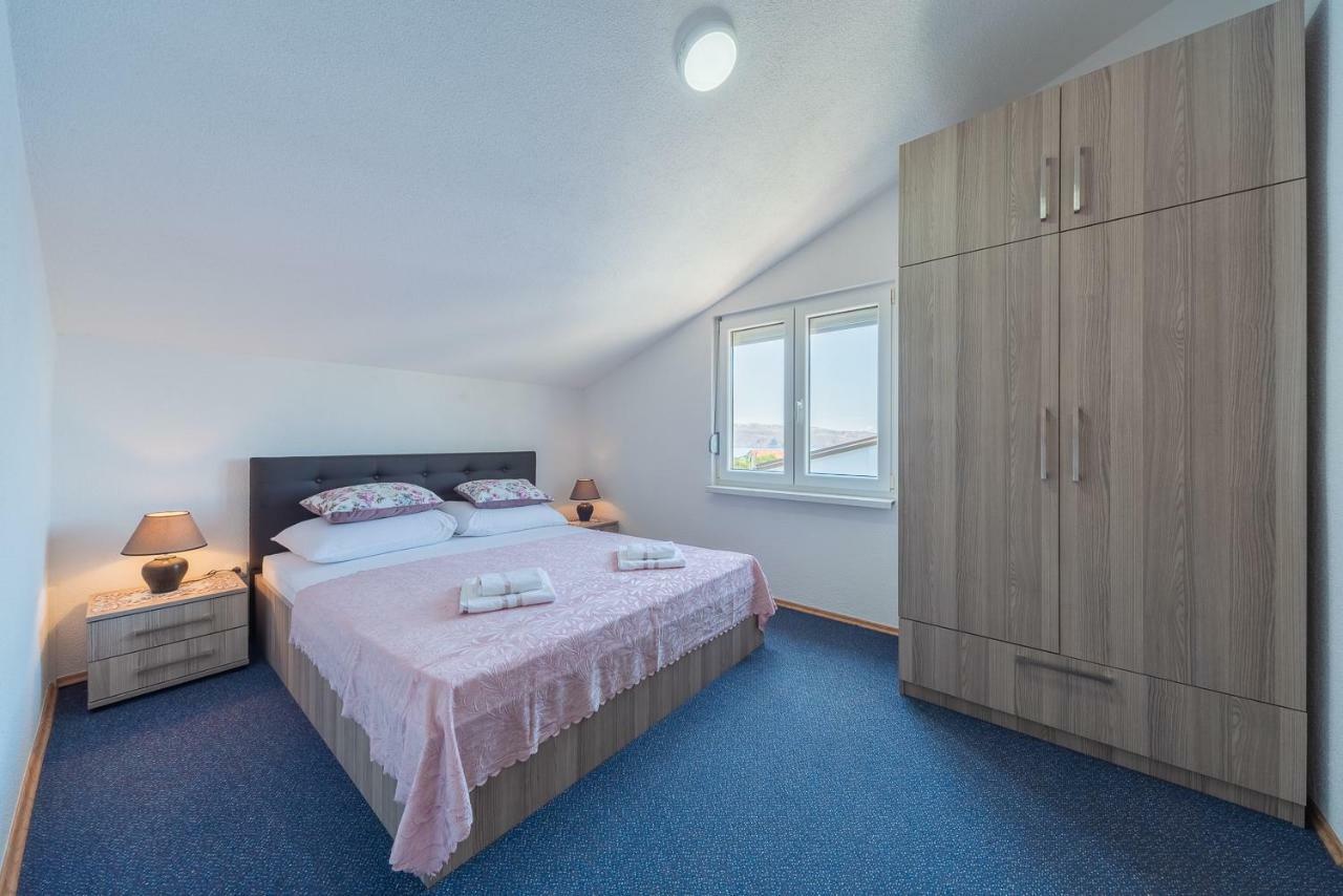 Apartmenthaus Hana Karlobag Esterno foto