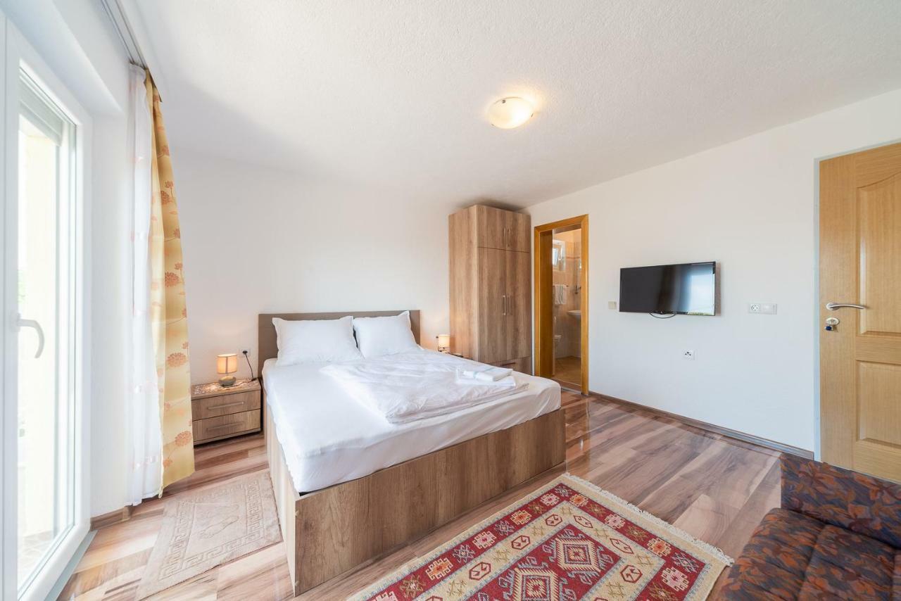 Apartmenthaus Hana Karlobag Esterno foto
