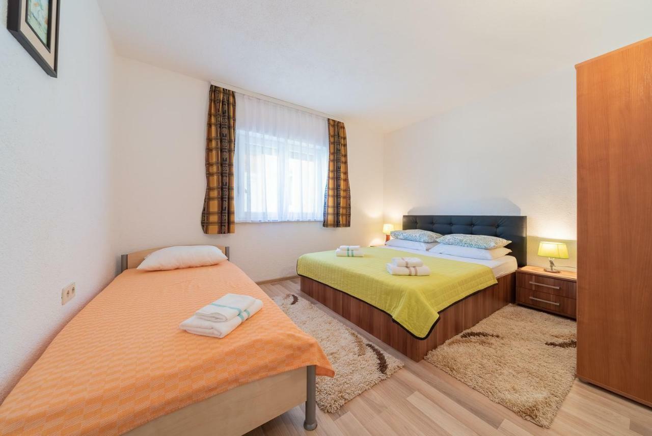 Apartmenthaus Hana Karlobag Esterno foto