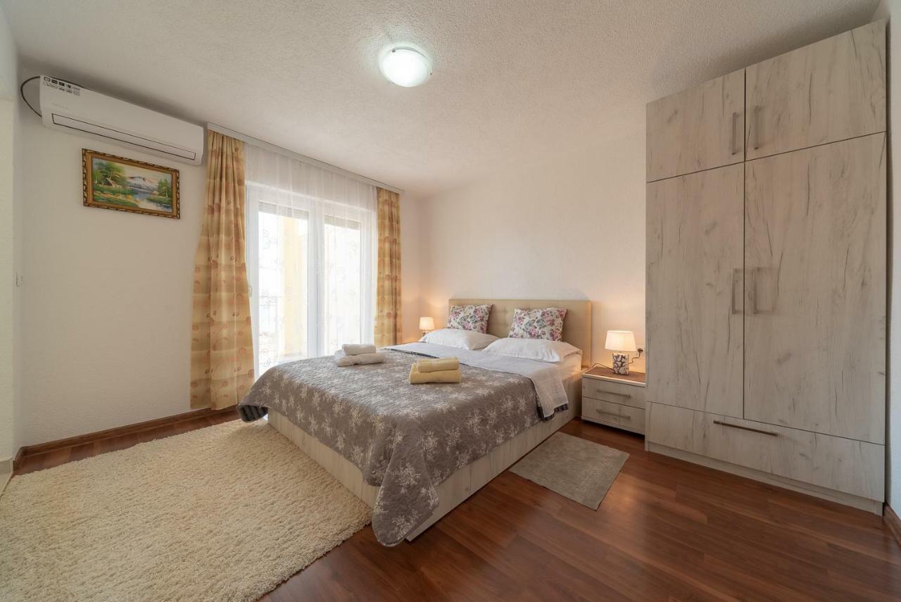 Apartmenthaus Hana Karlobag Esterno foto