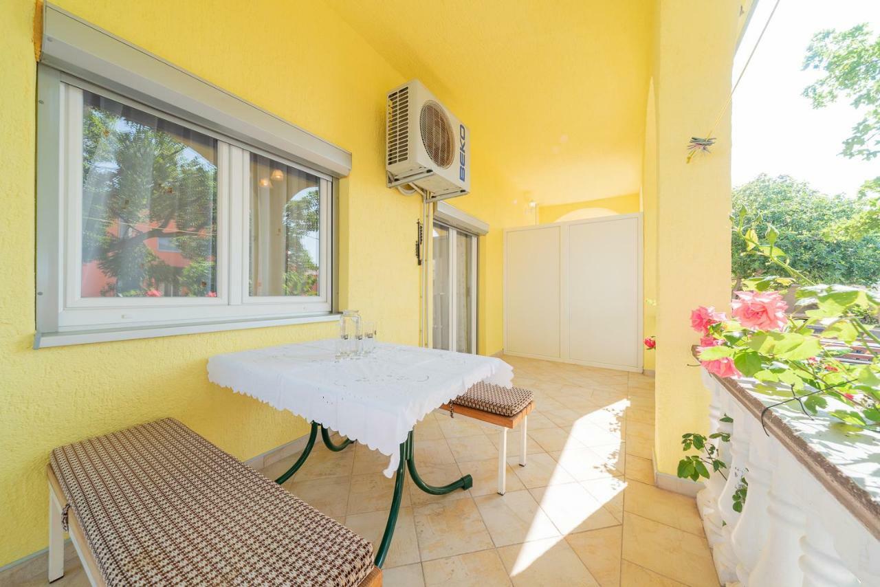 Apartmenthaus Hana Karlobag Esterno foto