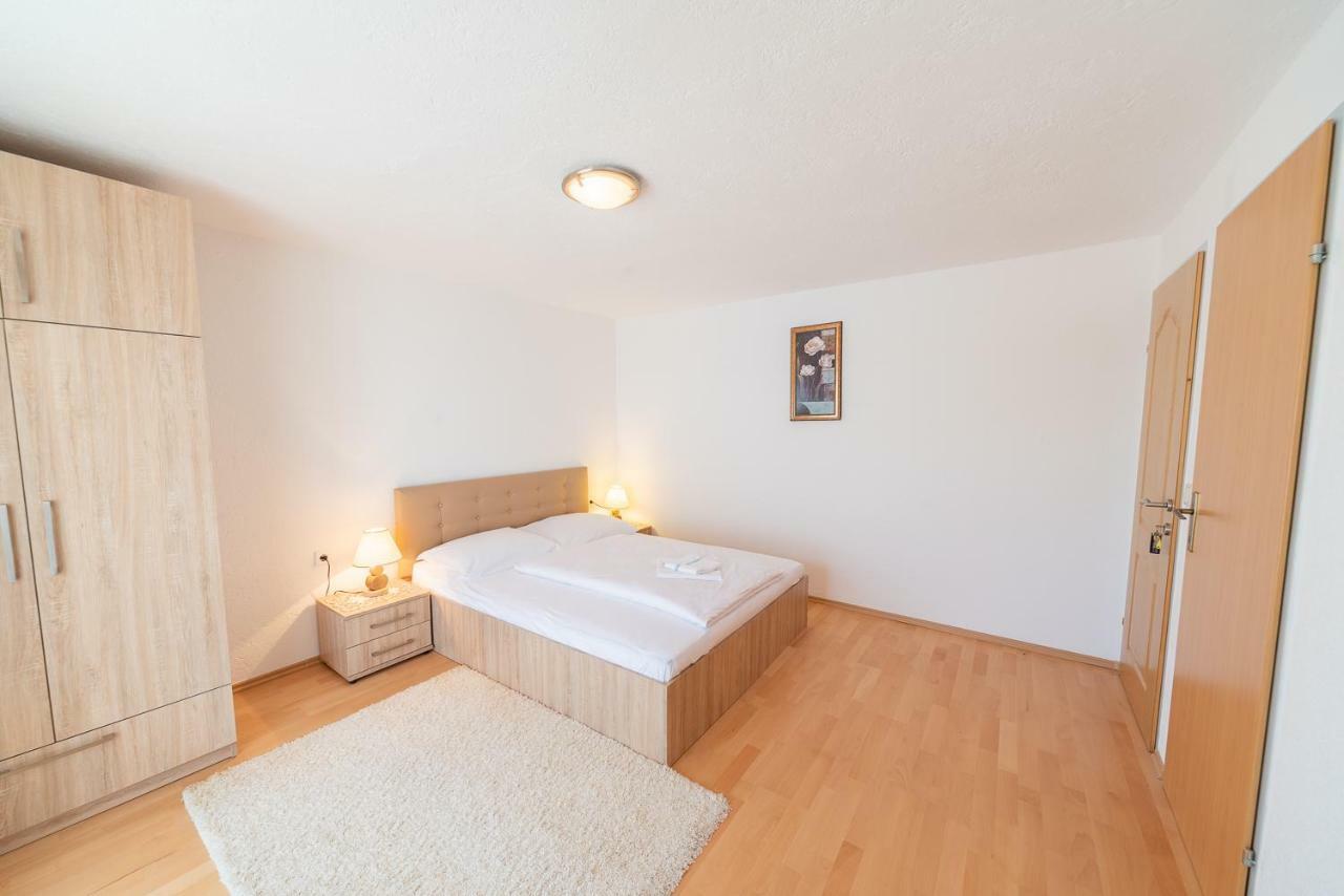 Apartmenthaus Hana Karlobag Esterno foto